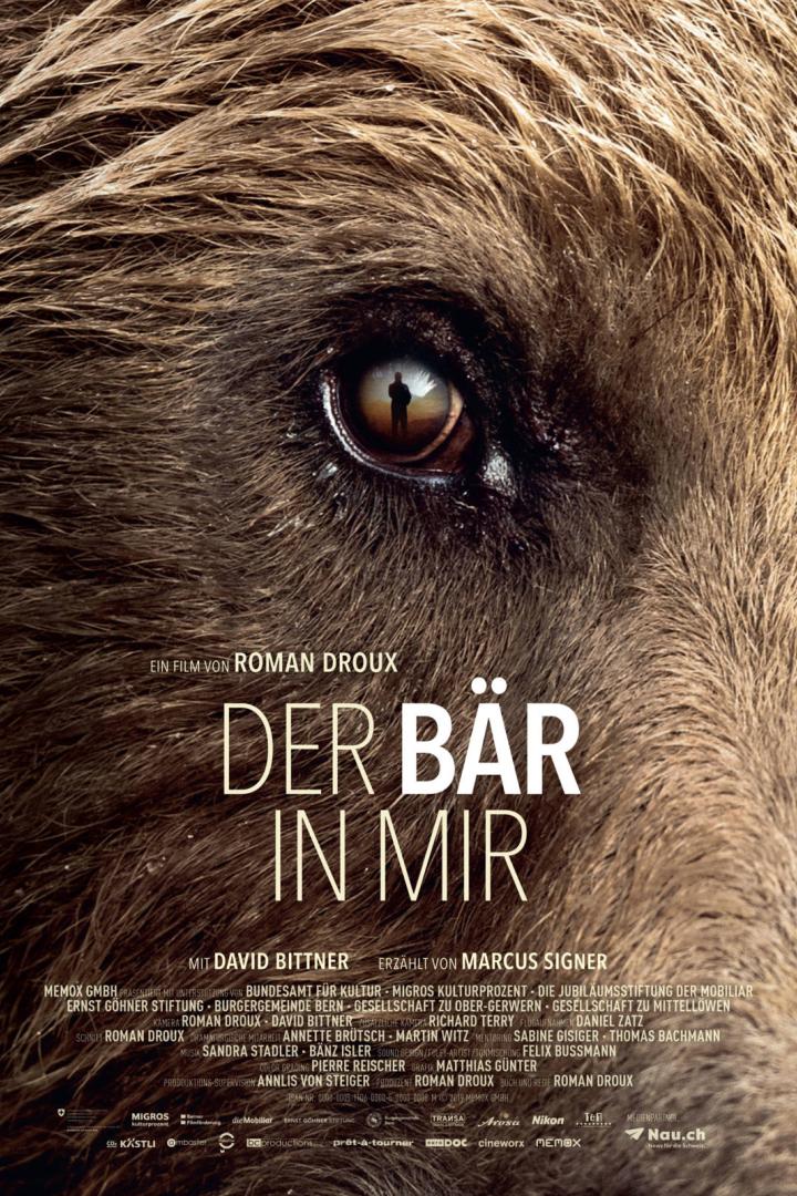 Das Filmplakat für „Der Bär in mir“ zeigt das Auge eines Bären, in dem eine menschliche Silhouette zu sehen ist.