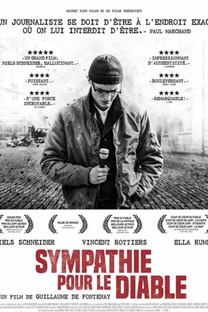 Das Filmplakat für „Sympathie für den Teufel“ zeigt einen Journalisten mit Mikrofon.