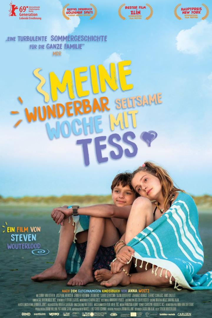 Das Filmplakat zu „Meine wunderbar seltsame Woche mit Tess“ zeigt zwei Kinder am Strand.
