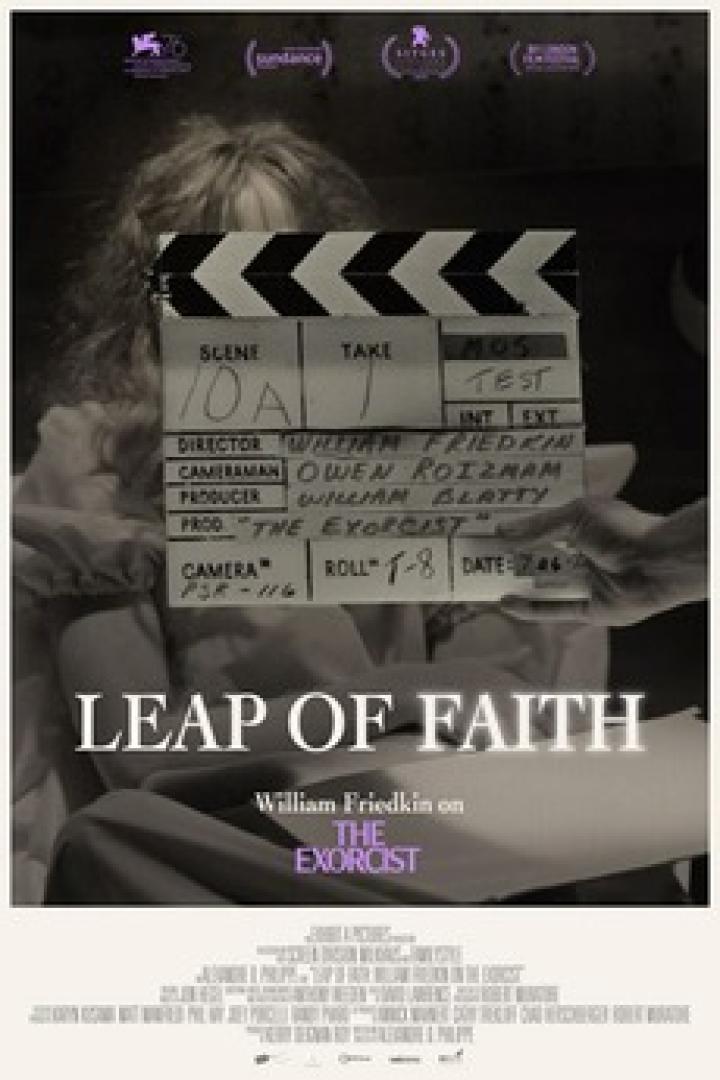 Das Filmplakat für „Leap of Faith“ mit William Friedkin über „Der Exorzist“ zeigt eine Filmklappe.