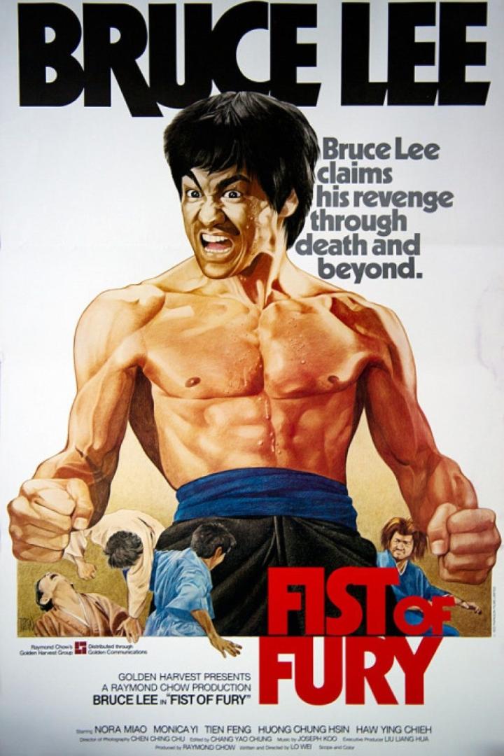 Das Filmplakat für „Fist of Fury“ zeigt Bruce Lee mit geballten Fäusten und wütendem Gesichtsausdruck.