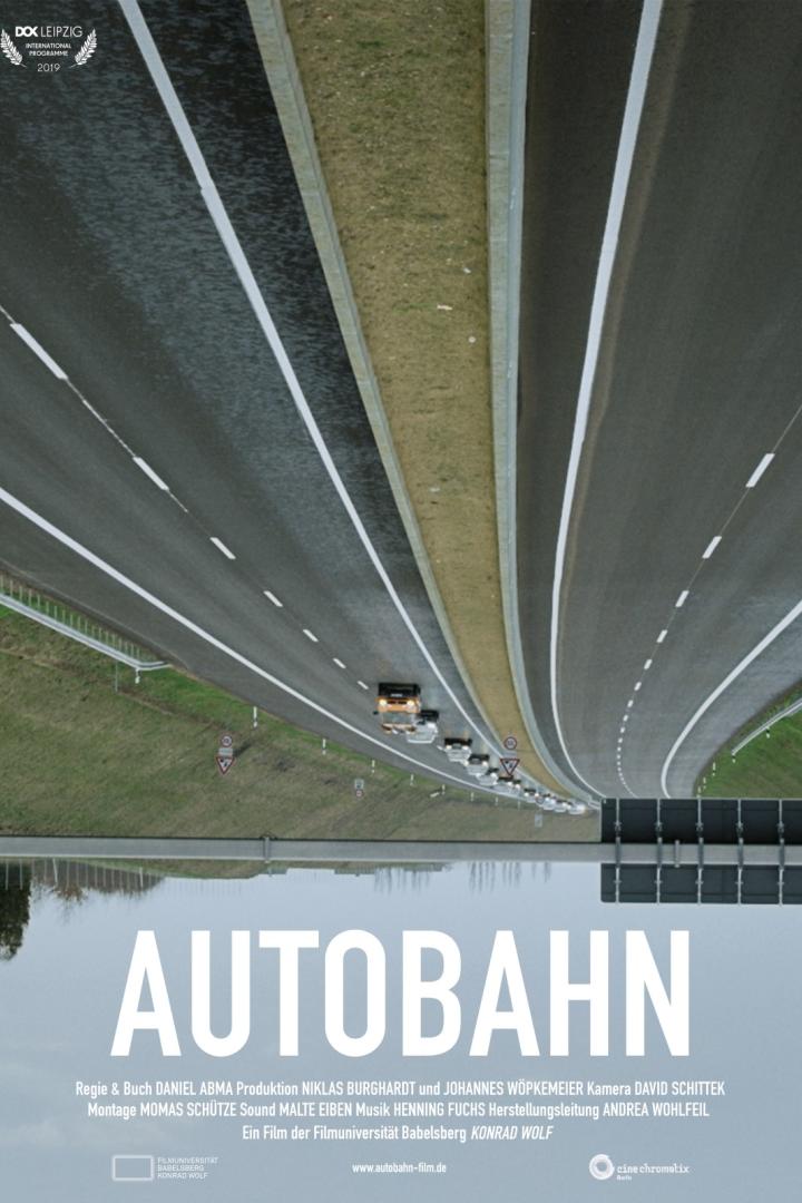 Das Filmplakat für „Autobahn“ zeigt eine von oben fotografierte Autobahn mit mehreren Autos.