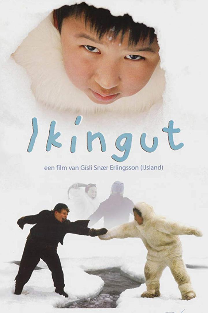 Das Filmplakat für „Ikingut“ zeigt einen Inuit-Jungen und zwei spielende Kinder auf dem Eis.