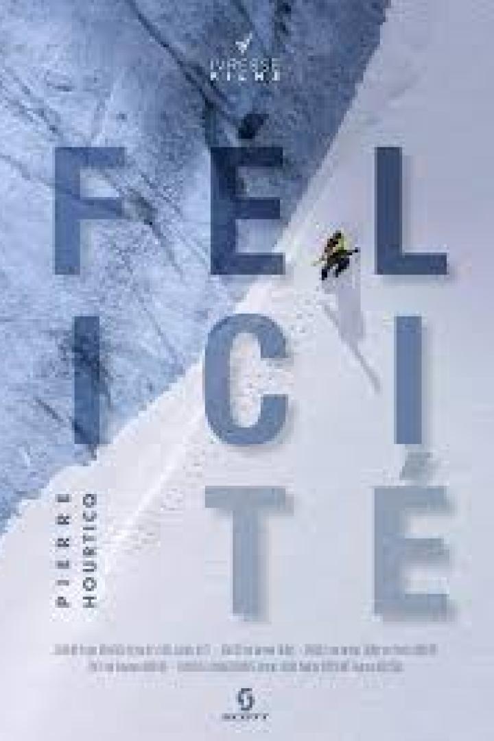 Ein Skifahrer fährt einen steilen, schneebedeckten Hang hinunter, im Hintergrund der Filmtitel „Félicité“.