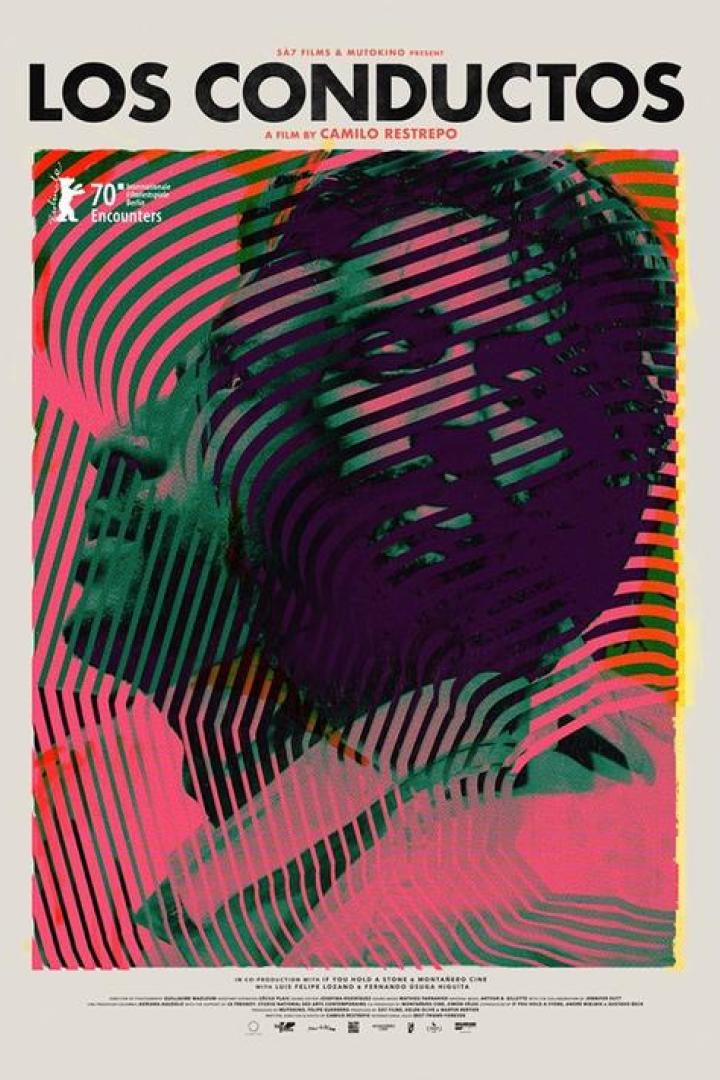 Das Filmplakat für „Los Conductos“ zeigt stilisierte Gesichter in Pink, Grün und Lila.