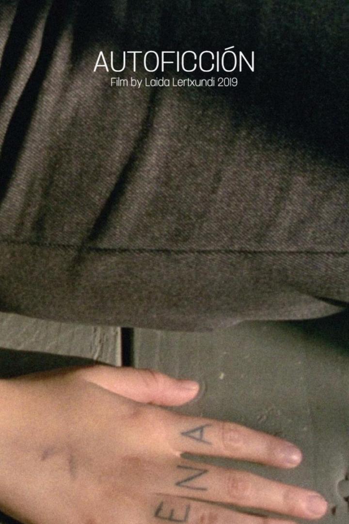 Das Filmplakat für „Autoficción“ von Laida Lertxundi zeigt eine Hand mit dem Schriftzug „ENA“.