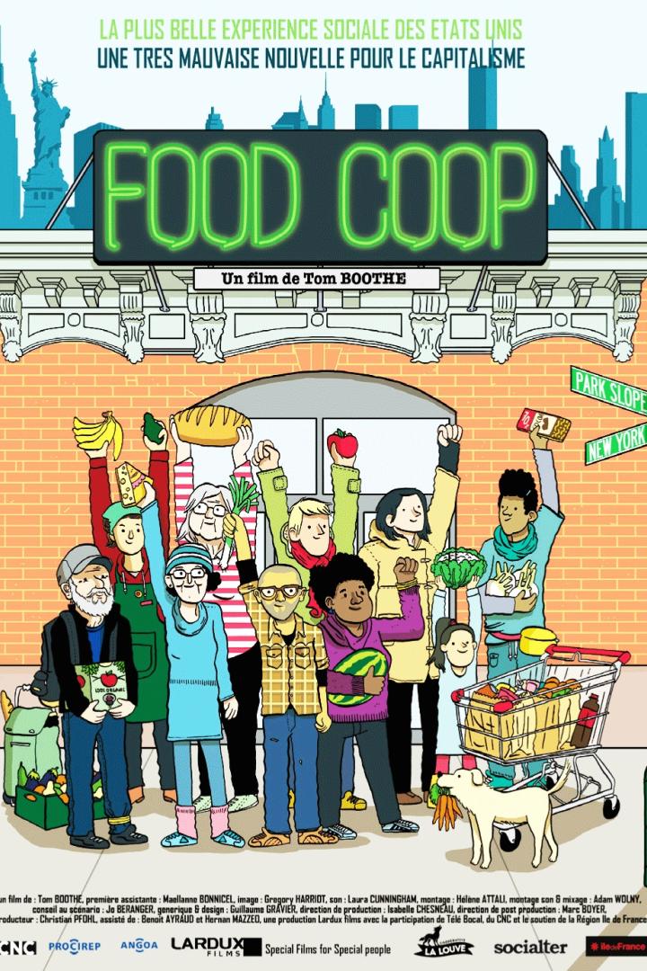 Das Filmplakat für „Food Coop“ zeigt eine Gruppe Menschen mit Lebensmitteln vor einer New Yorker Straßenszene.
