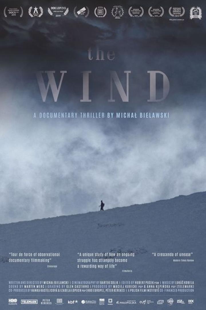 Das Filmplakat für „The Wind – A Documentary Thriller by Michał Bielawski“ zeigt eine verschneite Landschaft mit einer einzelnen Person.