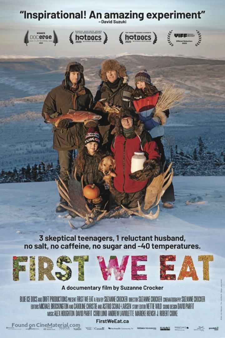 Das Filmplakat zu „First We Eat“ zeigt eine Familie in Winterkleidung in einer verschneiten Landschaft.