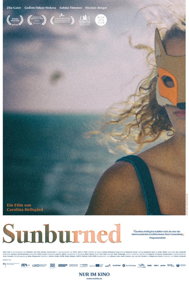Das Filmplakat für „Sunburned“ zeigt eine Frau mit einer Tiermaske am Strand.