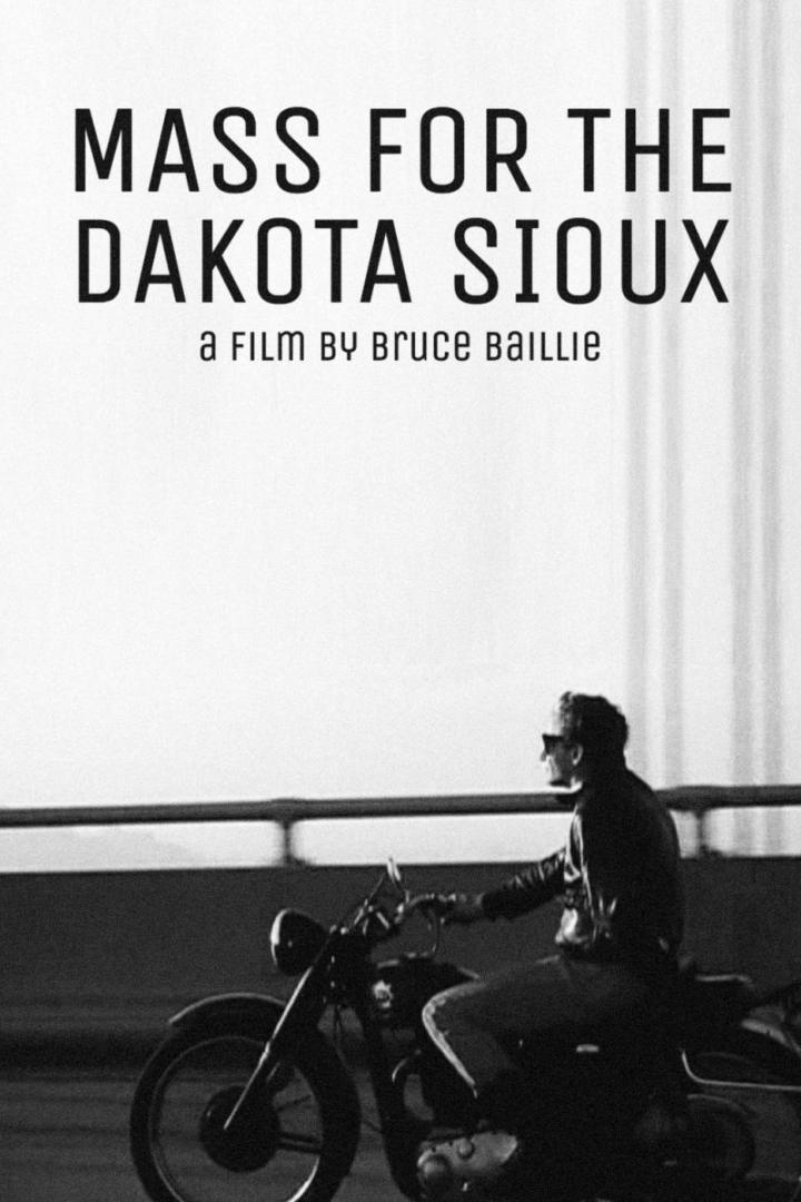 Das Filmplakat für „Mass for the Dakota Sioux“ zeigt einen Mann auf einem Motorrad.