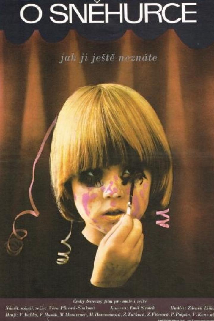 Ein Mädchen mit Farbe im Gesicht schminkt sich vor einem Vorhang.