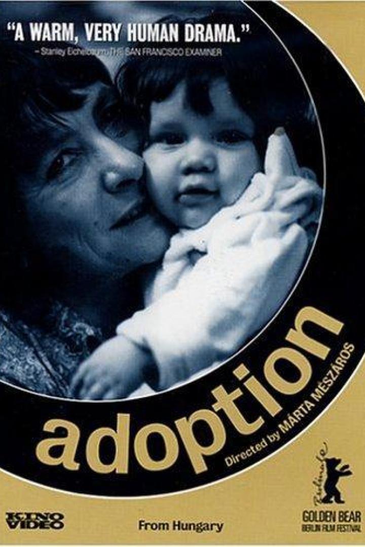 Das Filmplakat für „Adoption“ zeigt eine Frau, die ein Baby umarmt.