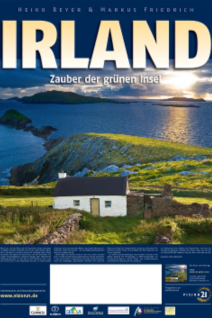 Ein kleines, weißes Haus auf einer grünen Insel vor der Küste Irlands.