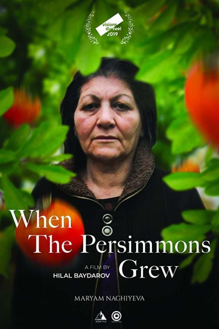 Das Filmplakat für „When The Persimmons Grew“ zeigt Maryam Naghiyeva vor einem Baum mit Kakifrüchten.