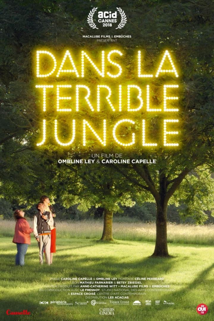 Das Filmplakat für „Dans la terrible jungle“ zeigt drei Personen unter Bäumen vor dem leuchtenden Filmtitel.