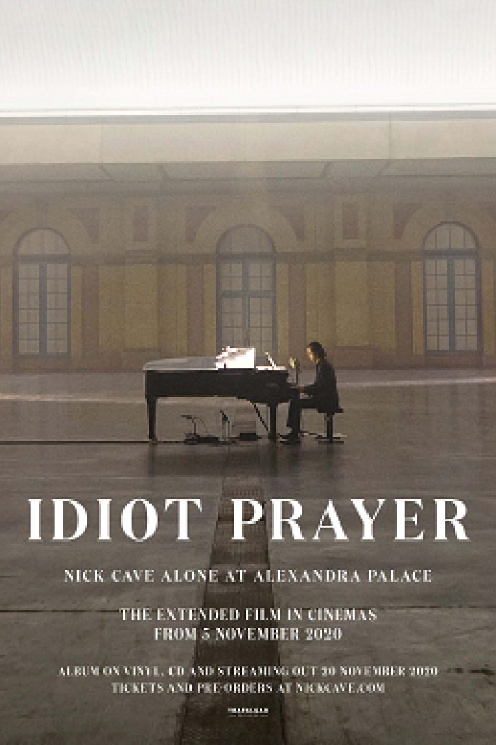 Ein Mann, Nick Cave, spielt Klavier in der Alexandra Palace für den Film „Idiot Prayer“.