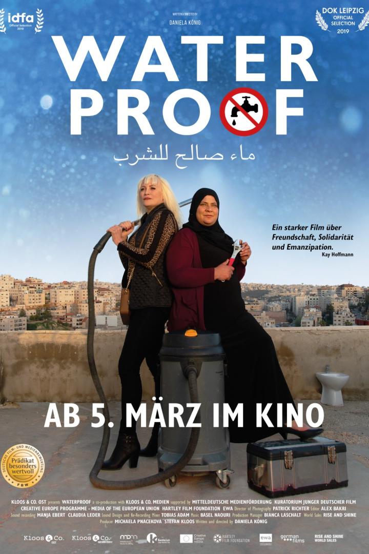 Das Filmplakat zu „Waterproof“ zeigt zwei Frauen vor einer Stadtkulisse und dem Titel des Films.