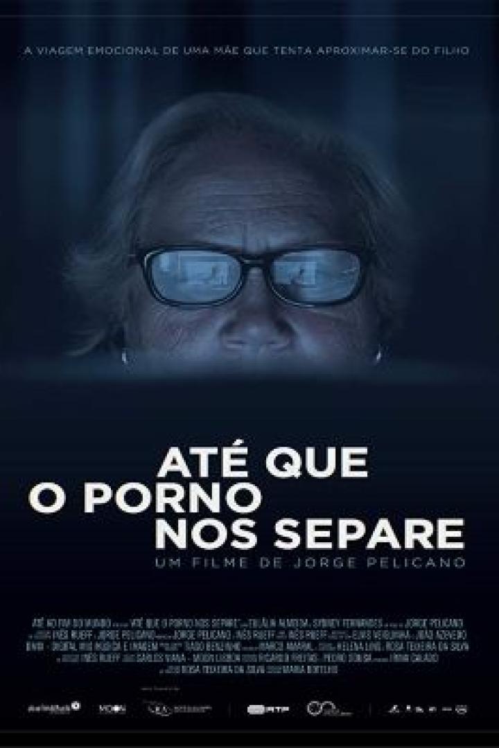 Das Filmplakat für „Até Que o Porno Nos Separe“ zeigt das Gesicht einer Frau mit Brille vor einem Bildschirm.