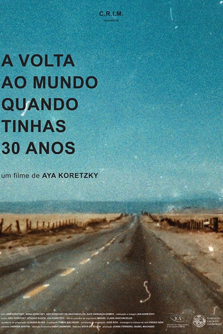 Das Filmplakat für „A Volta ao Mundo Quando Tinhas 30 Anos“ zeigt eine Straße, die in die Ferne führt.
