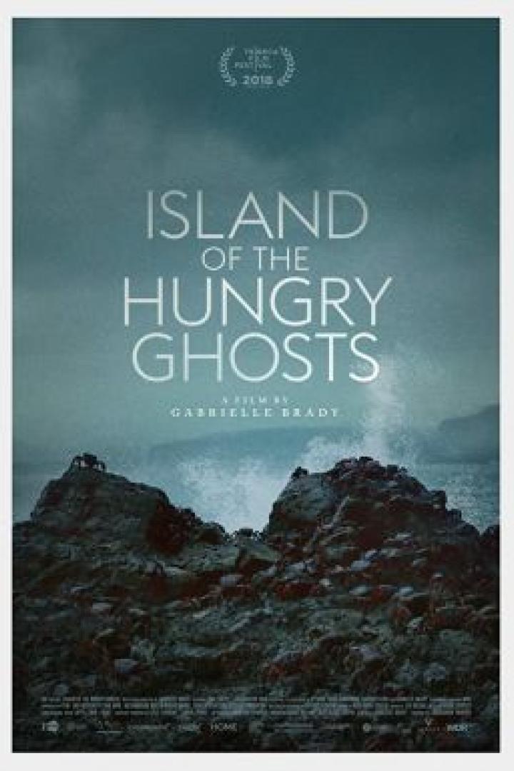 Das Filmplakat für „Island of the Hungry Ghosts“ zeigt eine felsige Insel im Meer.