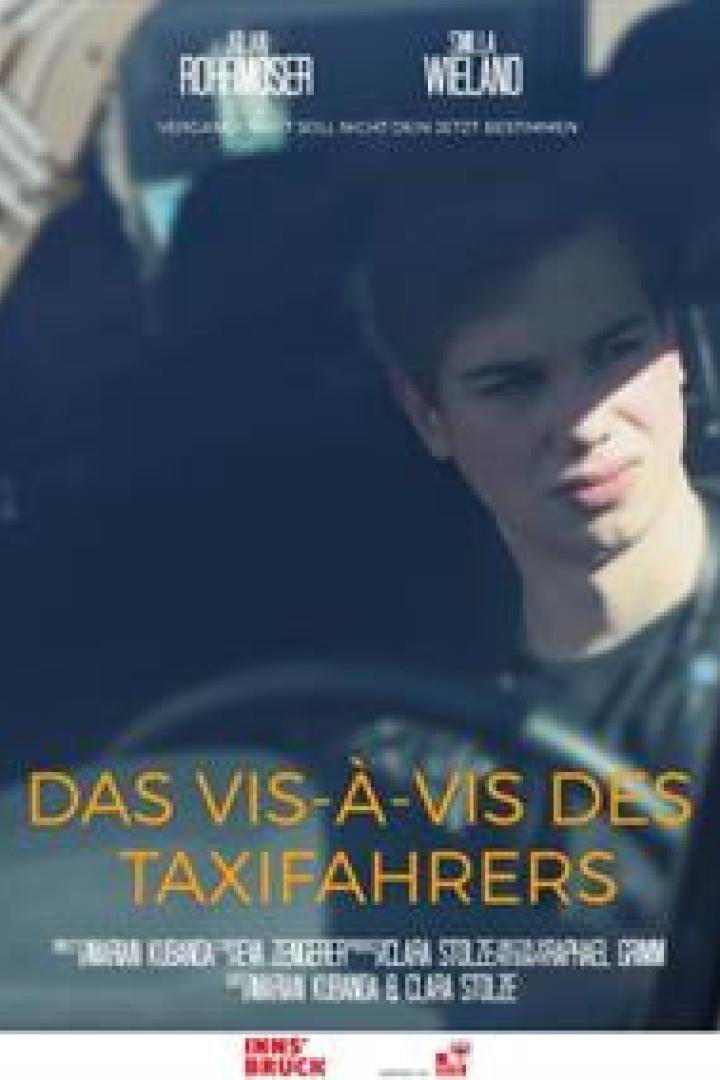 Ein Filmposter für „Das Vis-à-vis des Taxifahrers“ mit einem jungen Mann im Auto.