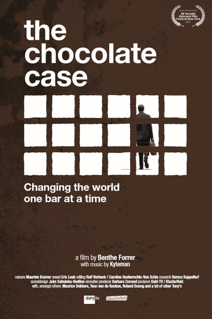 Das Filmplakat für „The Chocolate Case“ zeigt einen Mann, der durch ein Schokoladenraster geht.