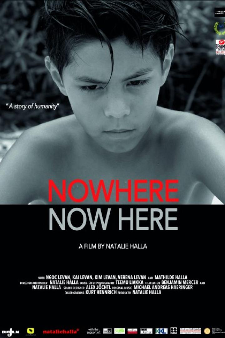Das Filmplakat für „Nowhere Now Here“ zeigt einen jungen, nachdenklichen Jungen.