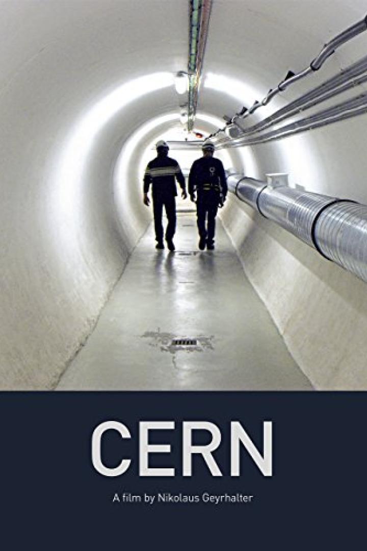 Zwei Arbeiter gehen in einem Tunnel des CERN entlang.