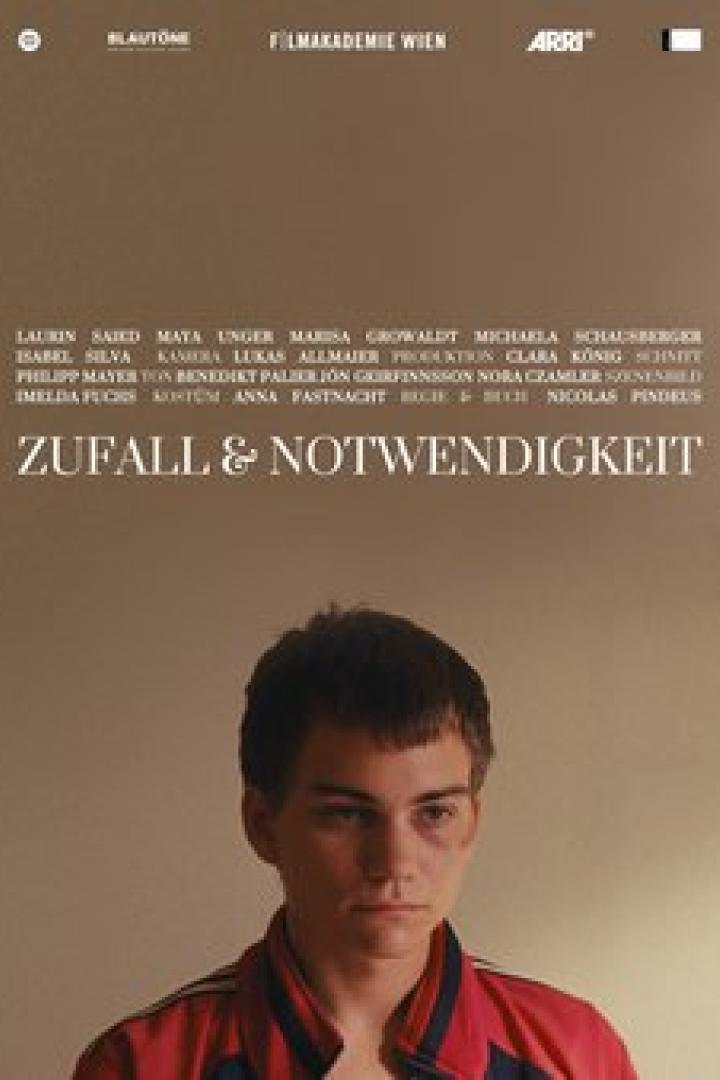 Das Filmplakat für „Zufall & Notwendigkeit“ zeigt das Gesicht eines jungen Mannes.