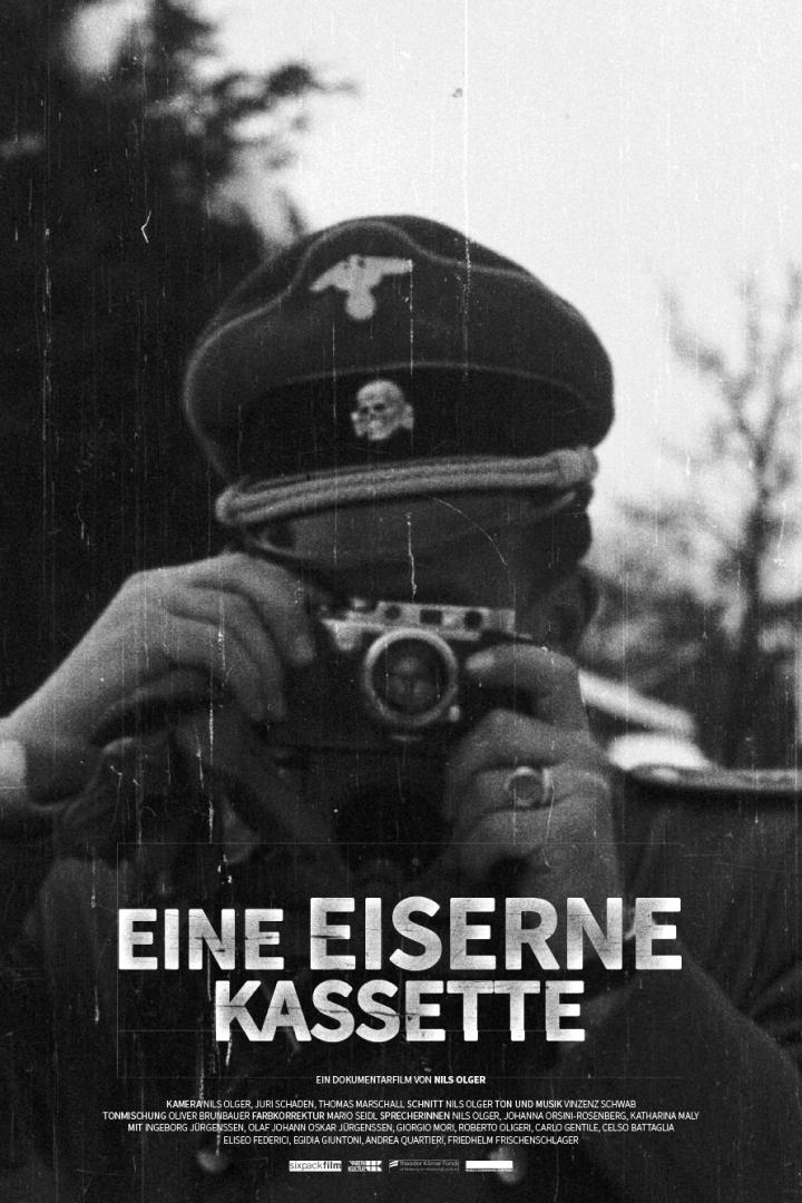 Das Filmplakat für „Eine Eiserne Kassette“ zeigt einen Mann in Uniform mit einer Kamera.