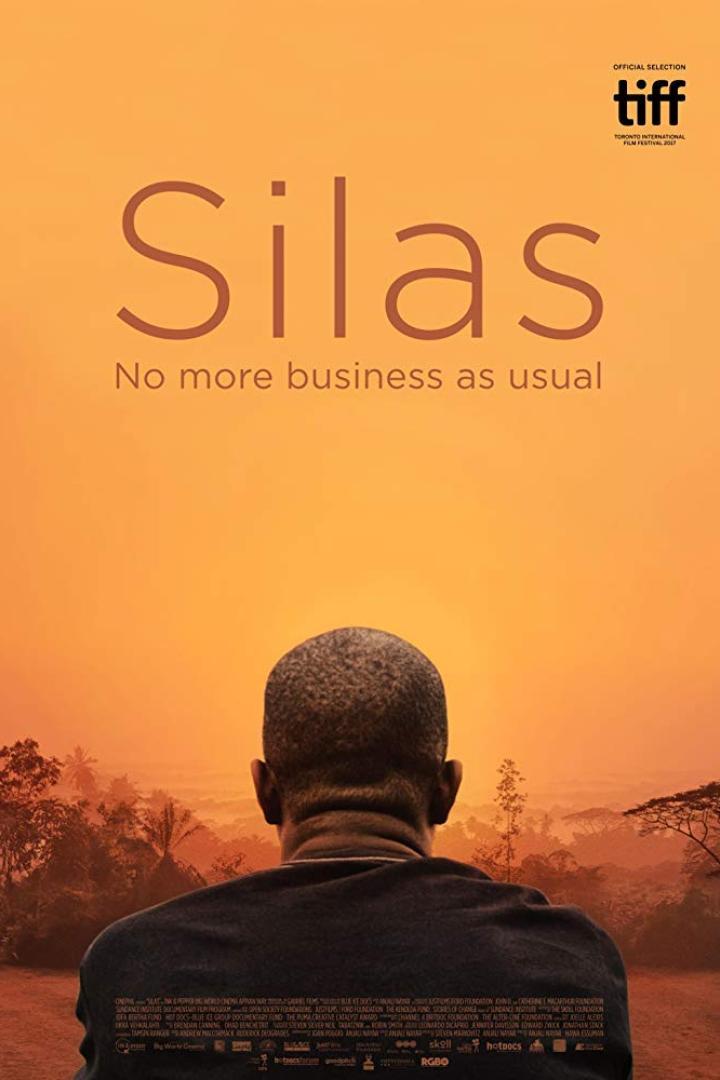 Das Filmplakat für „Silas“ zeigt einen Mann, der in die Ferne auf eine Landschaft blickt.