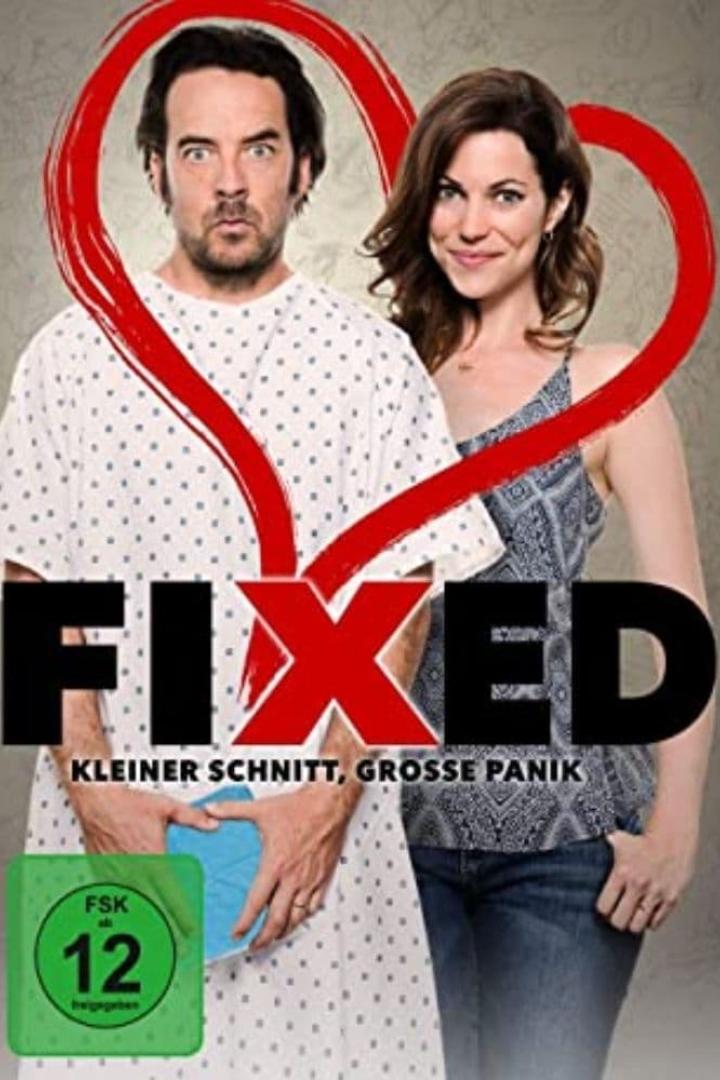 Das Filmplakat zu „Fixed“ zeigt einen Mann im Krankenhaushemd und eine Frau vor einem roten Herz.