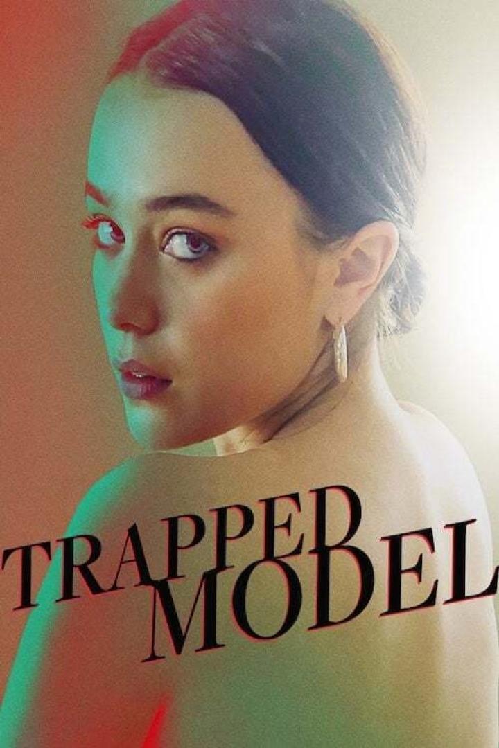 Das Cover des Films „Trapped Model“ zeigt eine junge Frau mit einem Ohrring.