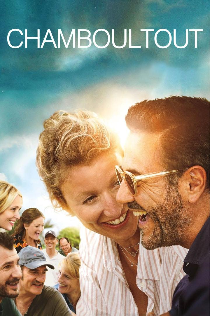 Das Filmplakat für „Chamboultout“ zeigt eine Nahaufnahme eines Paares und eine Gruppe von Freunden im Hintergrund.