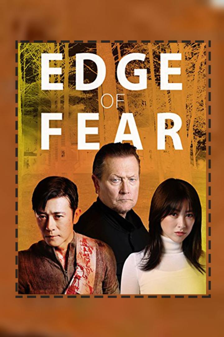 Das Filmplakat für „Edge of Fear“ zeigt drei Schauspieler vor einem Wald im Hintergrund.
