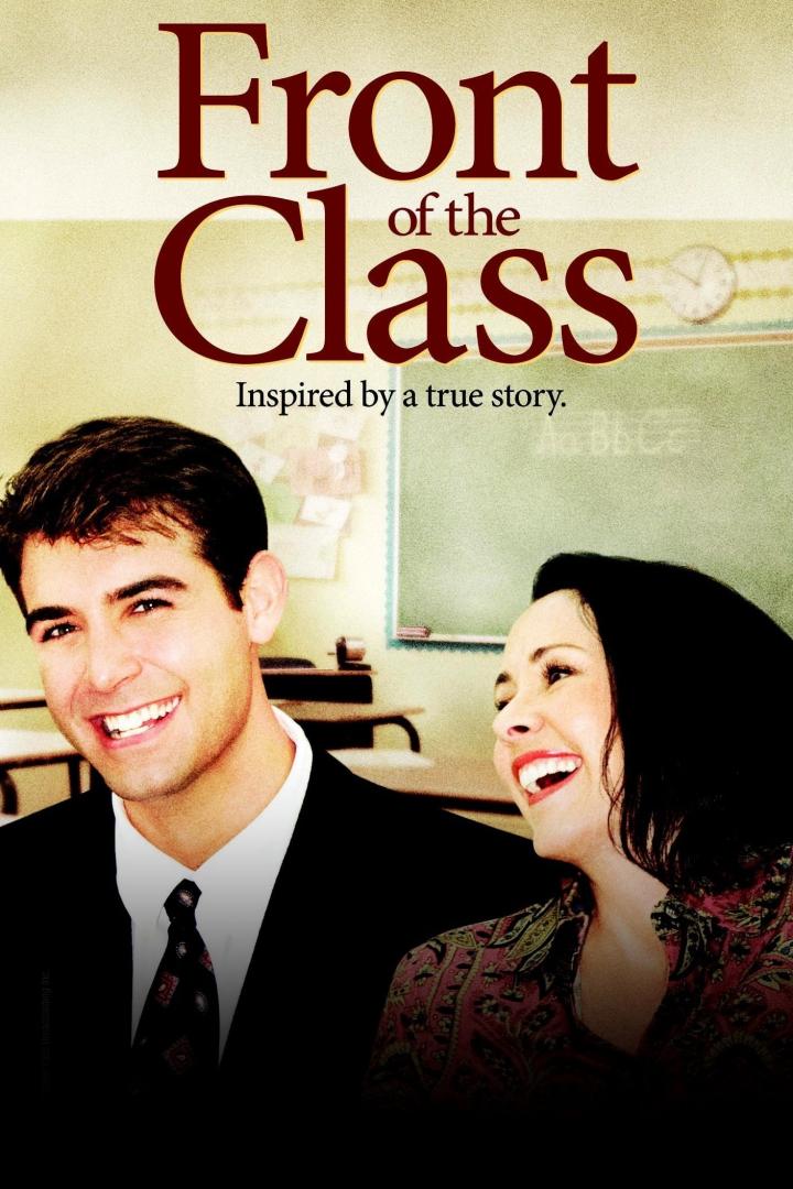 Das Filmplakat für „Front of the Class“ zeigt einen lächelnden Mann und eine Frau vor einer Schultafel.