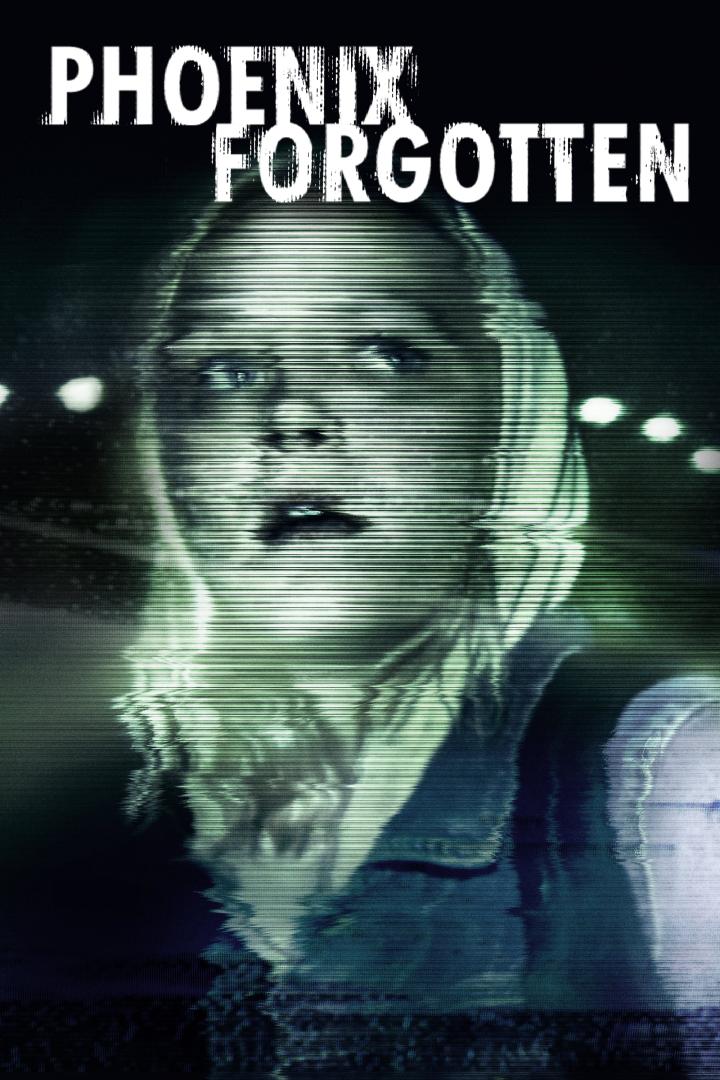 Das Filmplakat für „Phoenix Forgotten“ zeigt das Gesicht einer jungen Frau mit digitalem Rauschen.