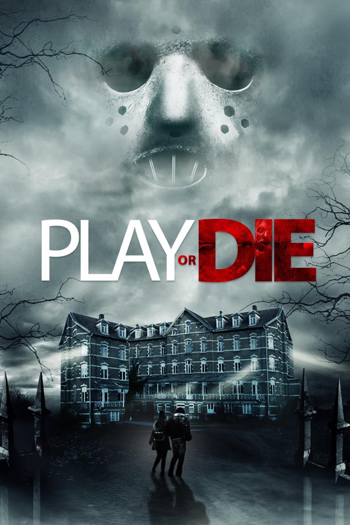 Das Filmplakat für „Play or Die“ zeigt eine unheimliche Maske über einem düsteren Gebäude, auf das zwei Personen zugehen.