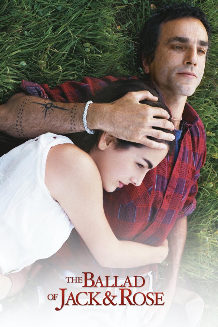 Daniel Day-Lewis und Camilla Belle liegen im Gras für den Film „The Ballad of Jack and Rose“.