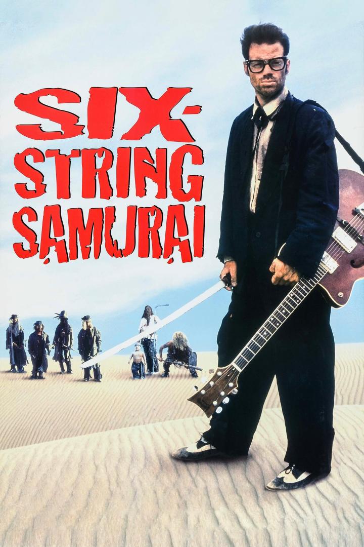 Das Filmplakat für „Six-String Samurai“ zeigt einen Gitarristen mit Schwert in einer Wüste.