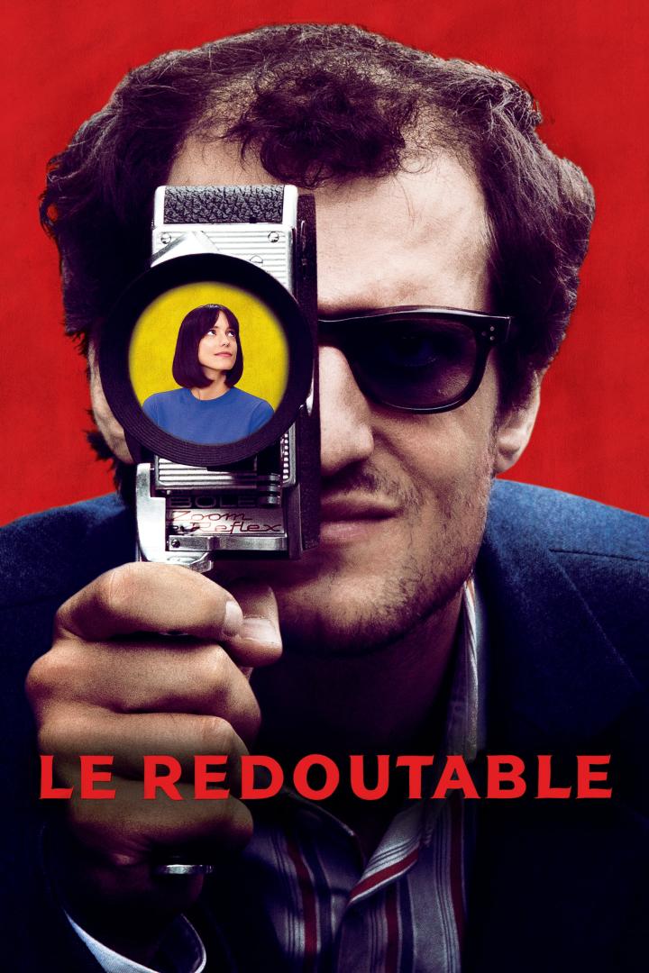 Das Filmplakat für „Le Redoutable“ zeigt einen Mann mit einer Filmkamera vor rotem Hintergrund.