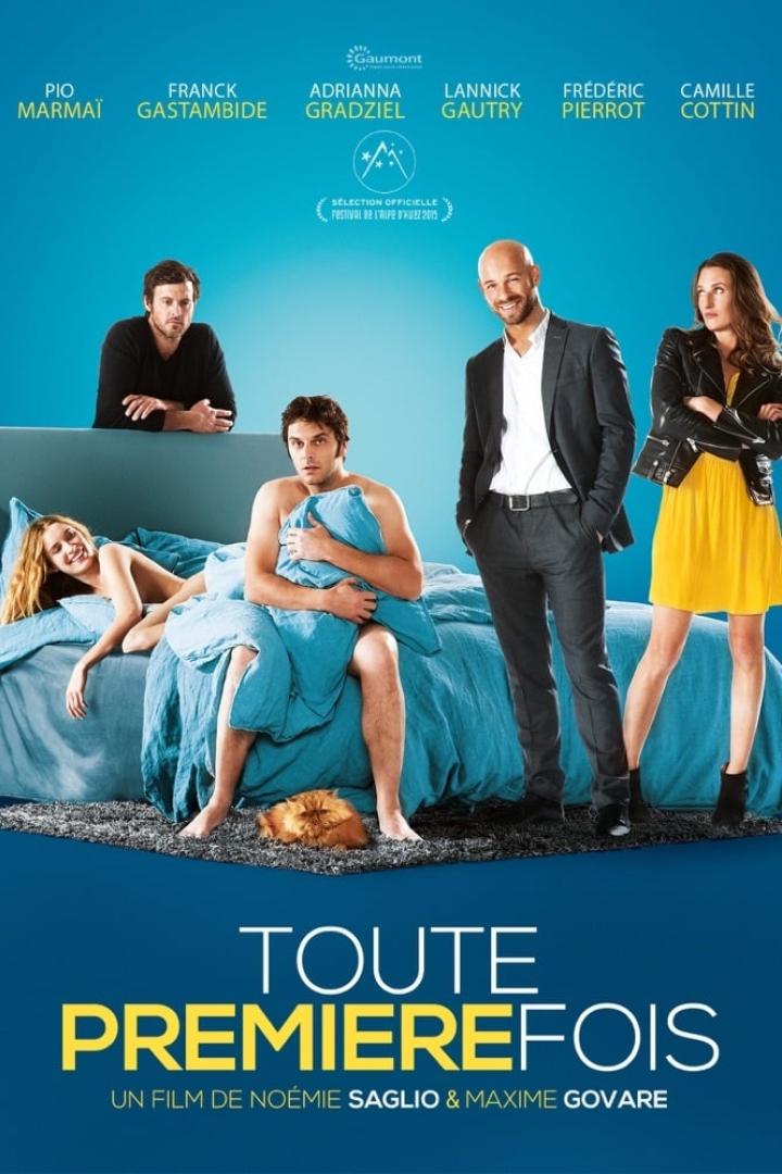 Das Filmplakat für „Toute Première Fois“ zeigt mehrere Schauspieler in einer Schlafzimmerszene.