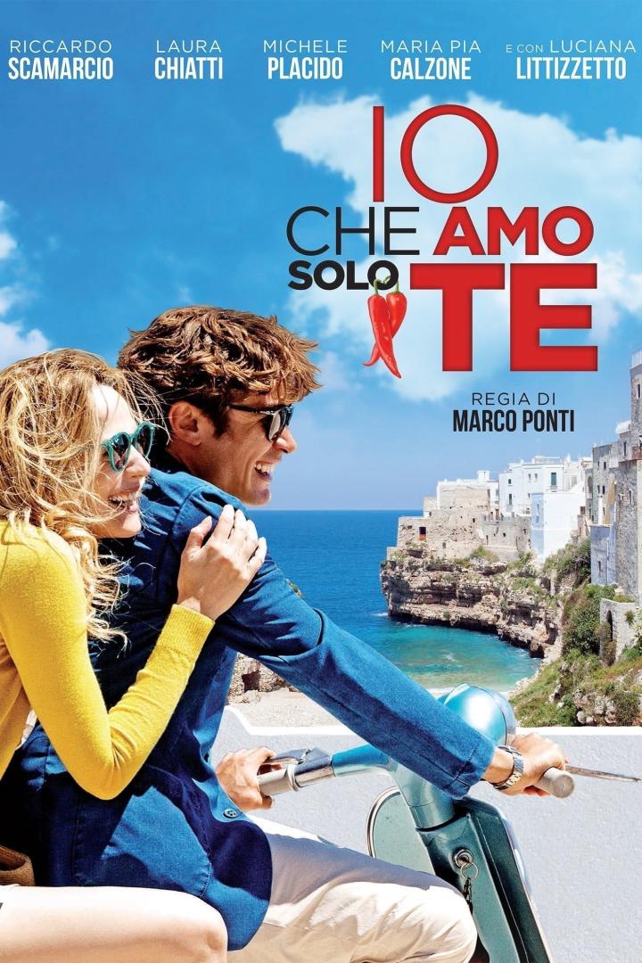 Das Filmplakat für „Io che amo solo te“ zeigt ein Paar auf einem Motorroller vor einer Küstenstadt.