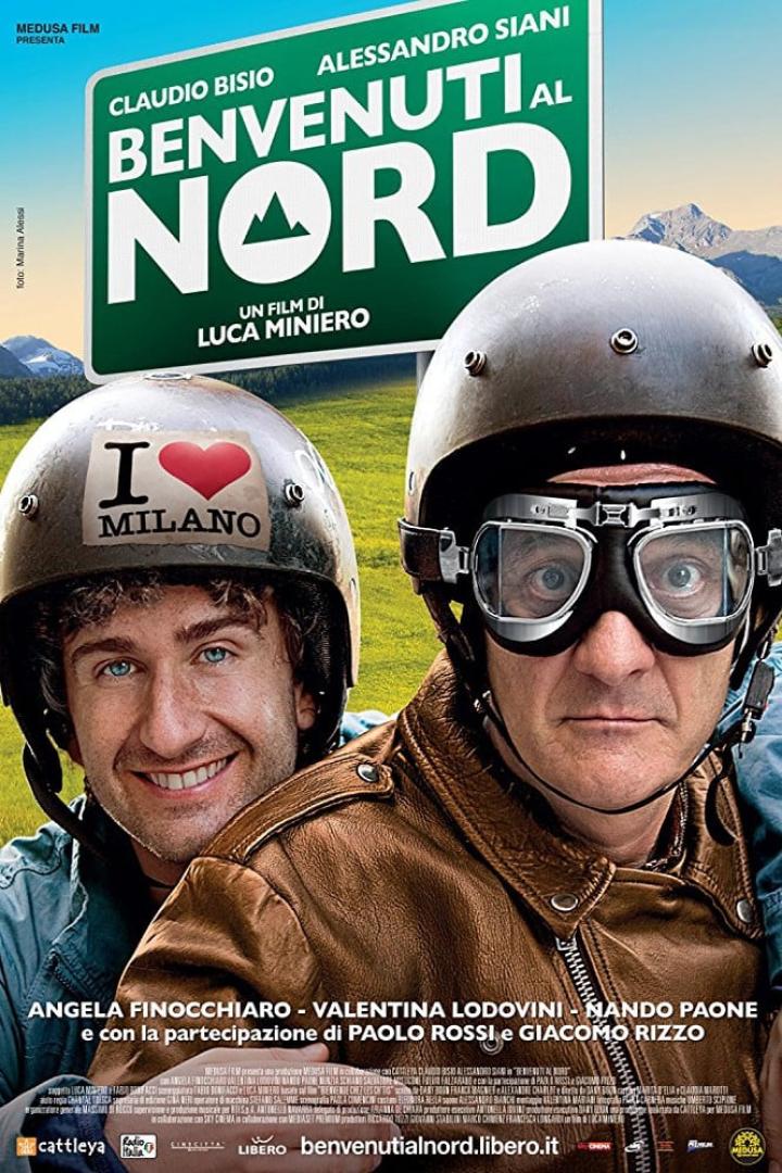 Das Filmplakat zu „Benvenuti al Nord“ zeigt zwei Männer mit Helmen vor einer Bergkulisse.