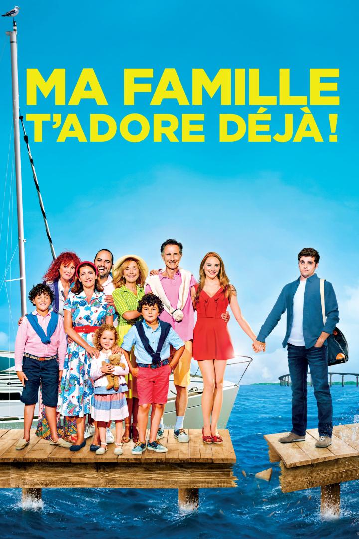Das Filmplakat für „Ma Famille T'adore Déjà!“ zeigt eine Familie auf einem Steg am Meer.