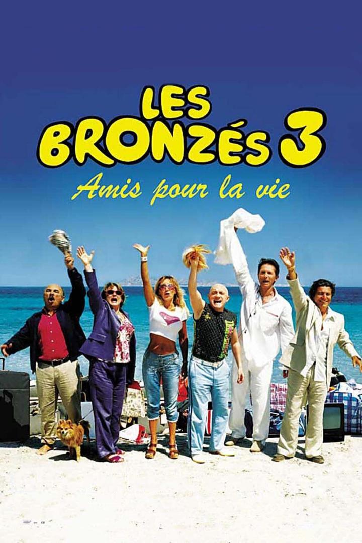 Das Filmplakat für „Les Bronzés 3: Amis pour la vie“ zeigt die Besetzung am Strand, die in die Luft winkt.