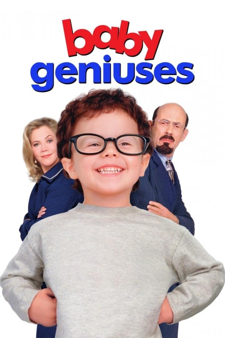 Das Filmplakat für „Baby Geniuses“ zeigt ein lächelndes Kind mit Brille vor zwei Erwachsenen.