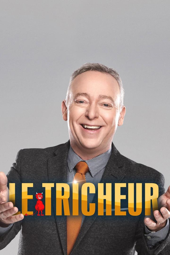 Ein lächelnder Mann im Anzug vor dem Schriftzug „Le tricheur“.