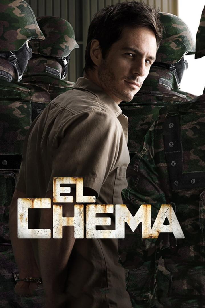 Ein Mann in Zivilkleidung steht umringt von Soldaten, im Vordergrund der Titel „El Chema“.